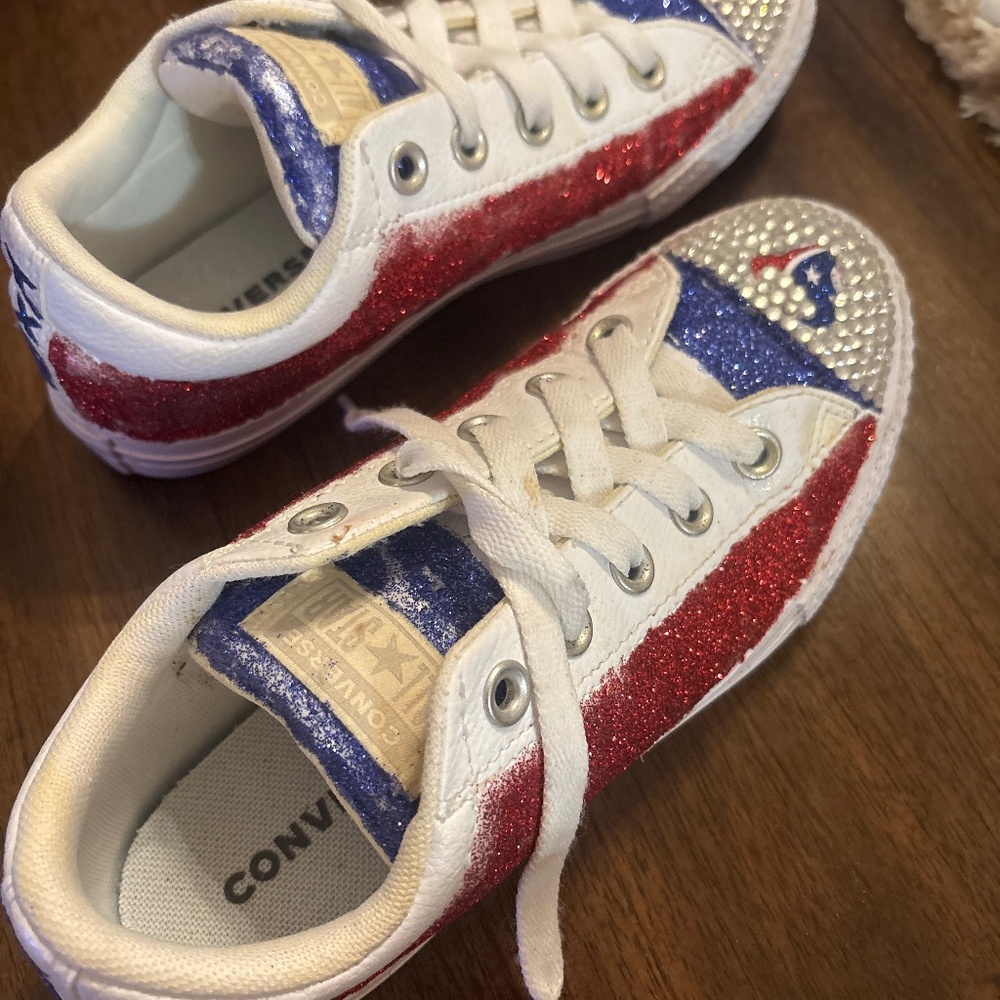 Tennis shoes